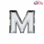 حرف M جلو پنجره کی ام سی T8